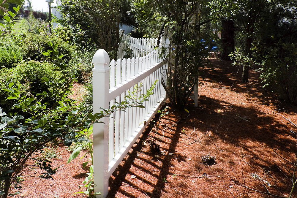 8 factors to consider before choosing a new garden fence